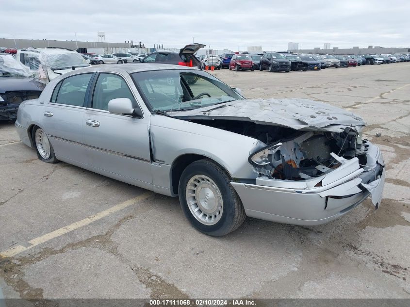 2000 Lincoln Town Car Executive VIN: 1LNHM81W3YY876725 Lot: 17111068