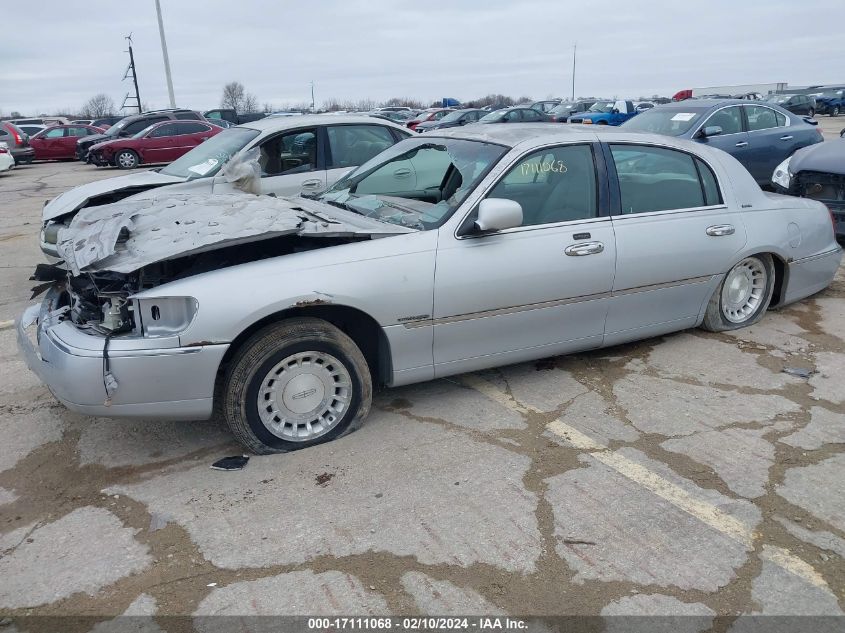 2000 Lincoln Town Car Executive VIN: 1LNHM81W3YY876725 Lot: 17111068