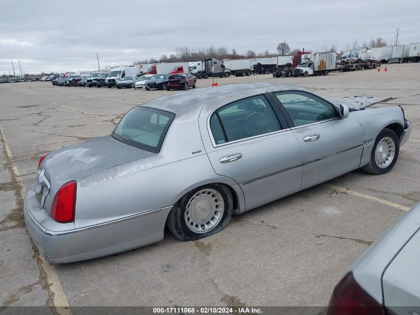 2000 Lincoln Town Car Executive VIN: 1LNHM81W3YY876725 Lot: 17111068