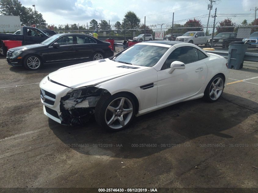 VIN WDDPK3JA0GF121674 2016 Mercedes-Benz SLK-Class,... no.2