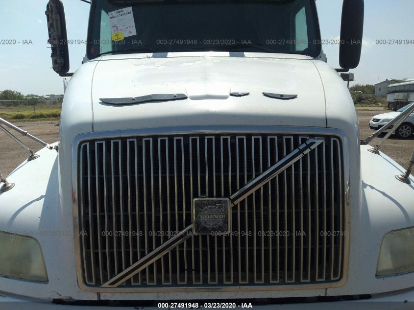 2000 Volvo Vn VIN: 4V4ND4RJ2YN249125 Lot: 27491948