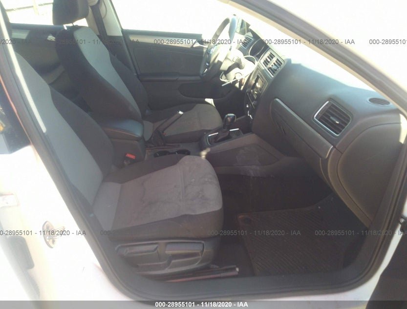 3VW2B7AJ8HM235755