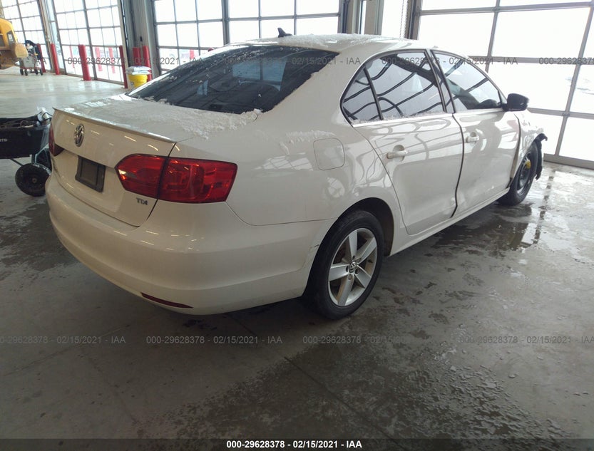 3VWLL7AJ9CM326401
