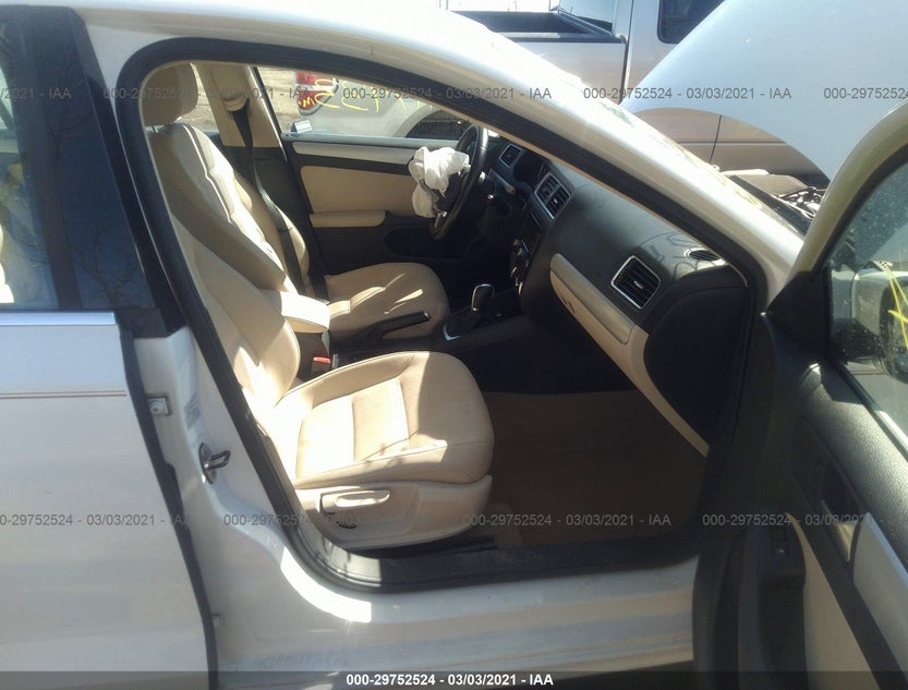 3VWLL7AJ6CM368606