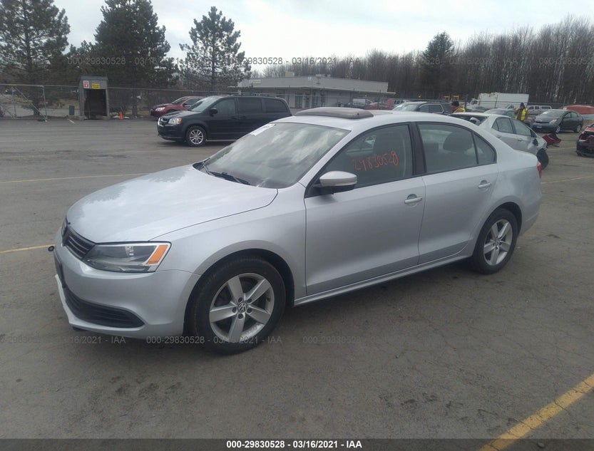 3VWLL7AJ8CM010942