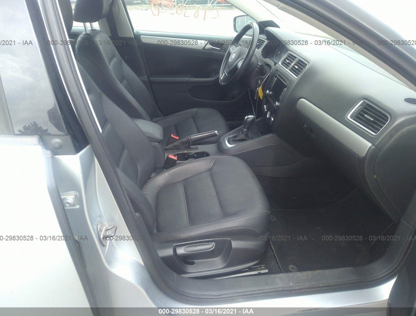3VWLL7AJ8CM010942