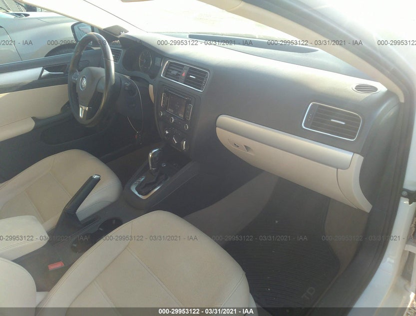 3VWLL7AJ8CM360653