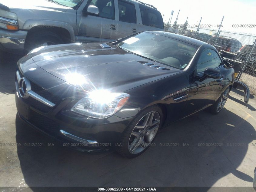 VIN WDDPK3JAXGF117549 2016 Mercedes-Benz SLK-Class,... no.2