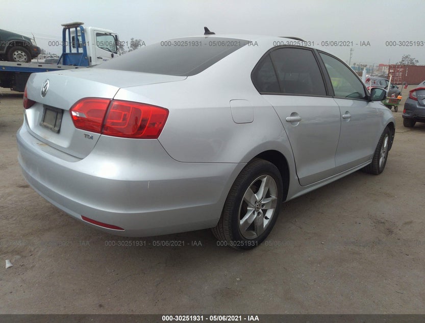 3VWLL7AJ2CM395852