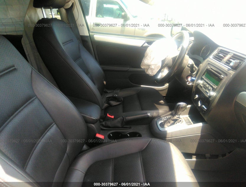 3VWDX7AJ8DM304027