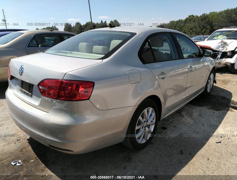 3VWDX7AJXBM110824