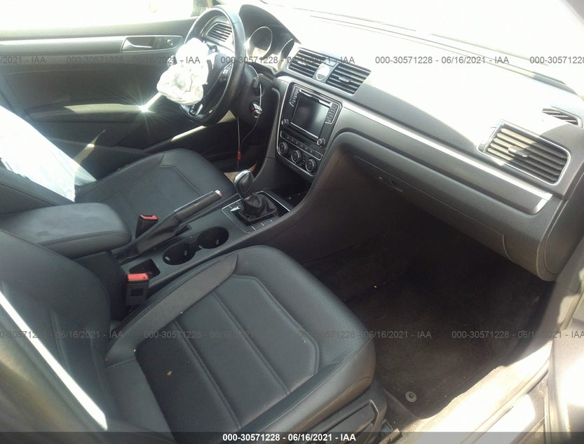 1VWDT7A30HC069952