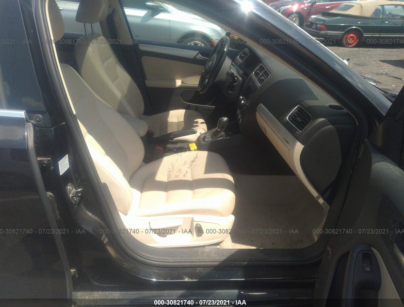 3VW637AJ8DM242942