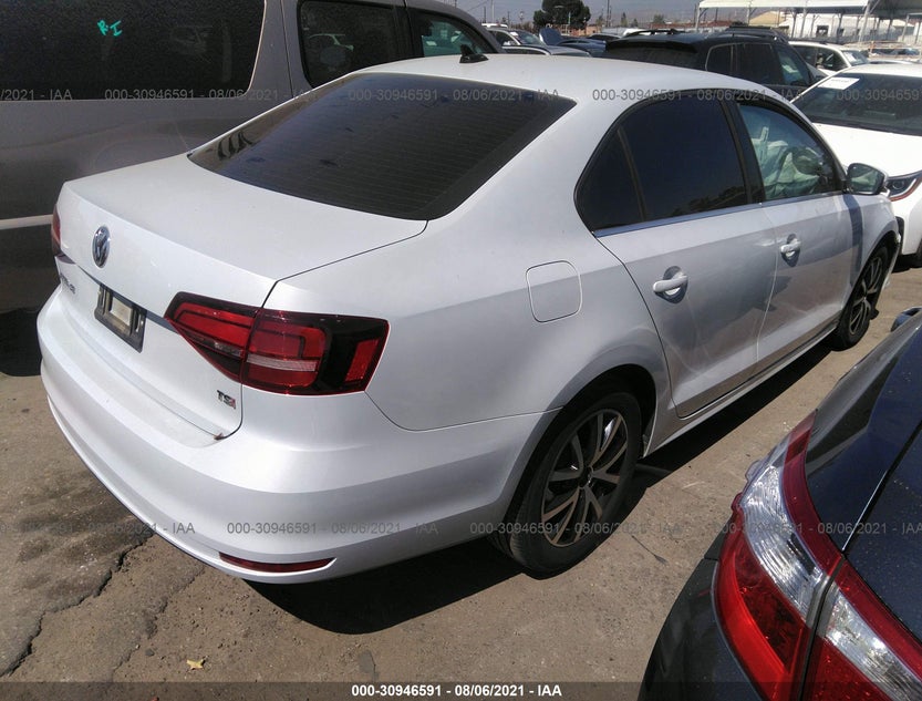 3VWDB7AJ8HM412782