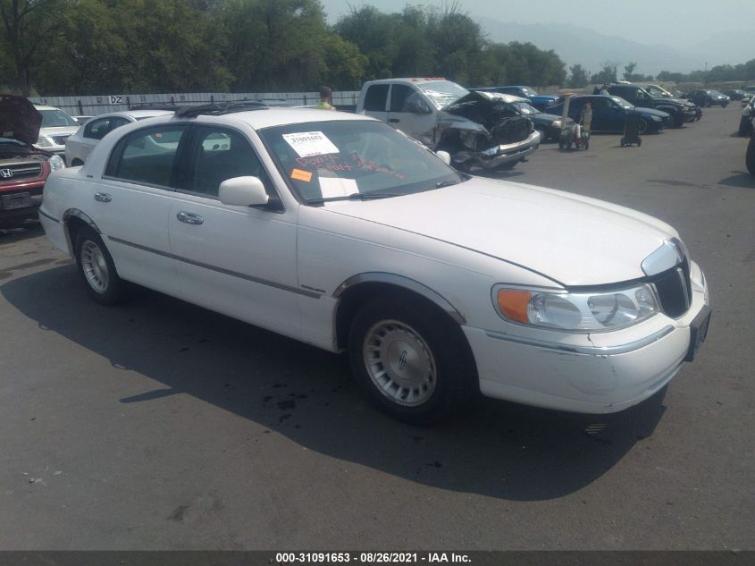 1LNHM81WXXY700012 1999 Lincoln Town Car Executive