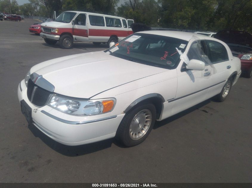 1LNHM81WXXY700012 1999 Lincoln Town Car Executive