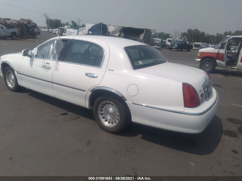 1LNHM81WXXY700012 1999 Lincoln Town Car Executive