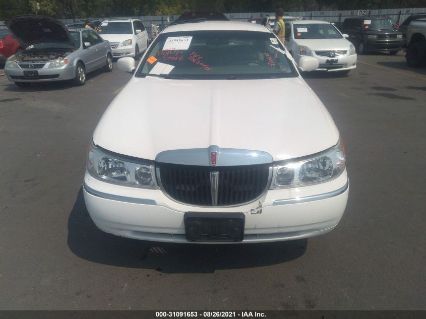 1LNHM81WXXY700012 1999 Lincoln Town Car Executive