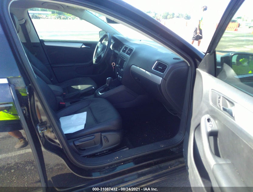 3VWDX7AJ5DM352469