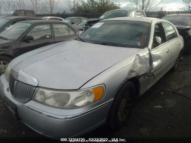 1998 Lincoln Town Car Signature VIN: 1LNFM82W8WY731165 Lot: 32304725