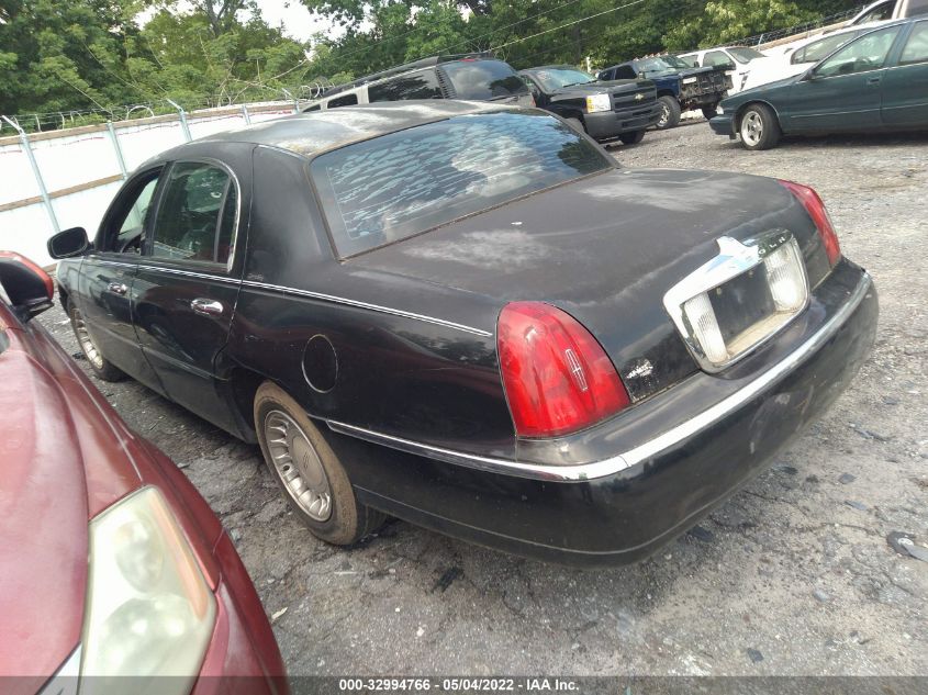 1LNHM81W3YY784675 2000 Lincoln Town Car Executive