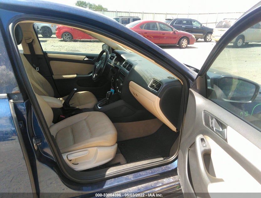 3VWDX7AJ8BM063244