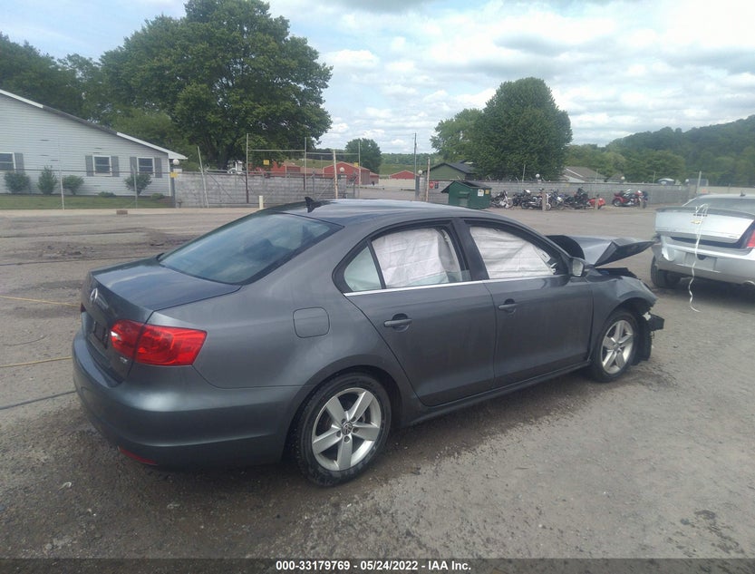 3VW3L7AJ9EM372779