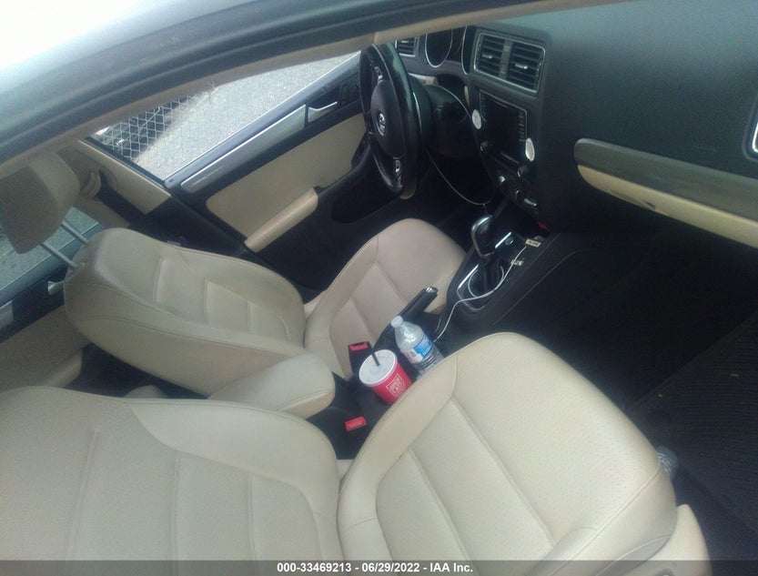 3VWDB7AJ8HM241807