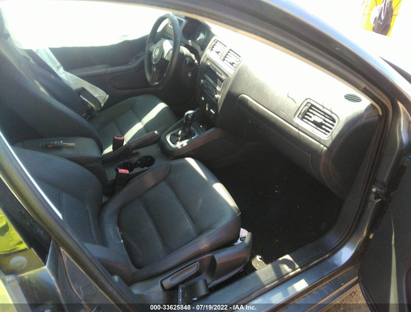 3VWDX7AJ8CM113576