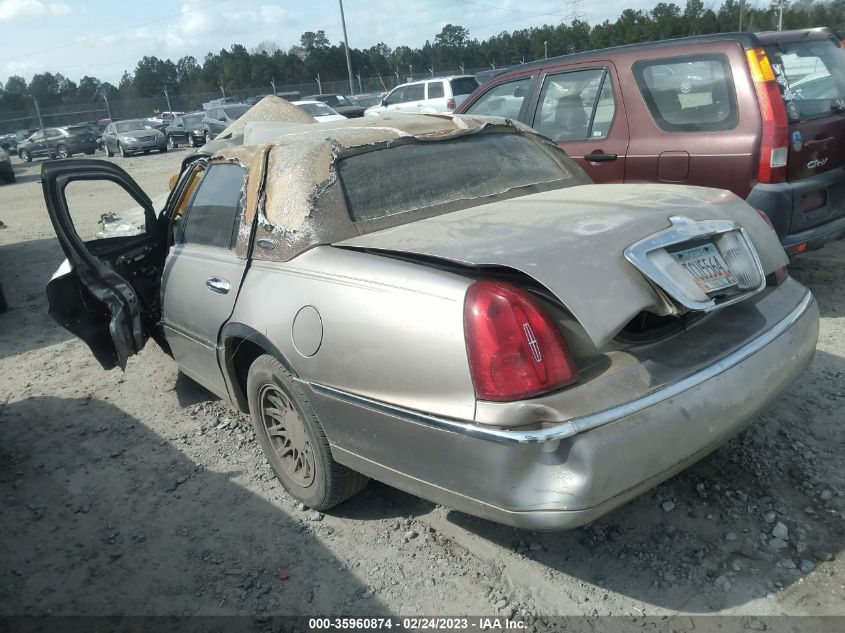 1LNHM82WX1Y676932 2001 Lincoln Town Car Signature