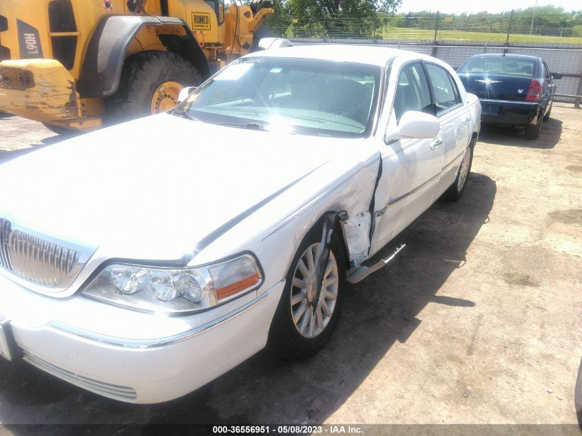 2004 Lincoln Town Car Signature VIN: 1LNHM81W94Y635410 Lot: 36556951