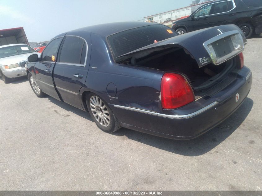 1LNHM82W53Y634672 2003 Lincoln Town Car