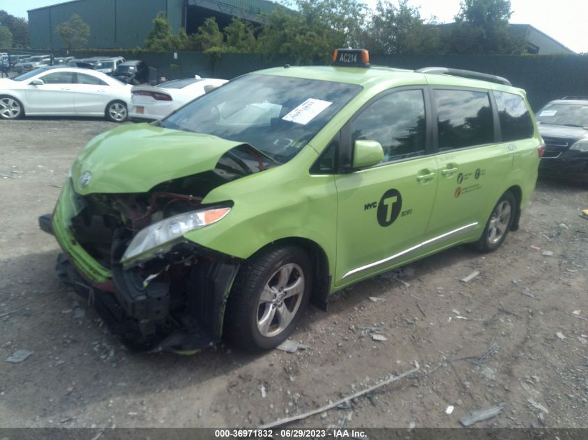 5TDKZ3DCXHS809146 2017 TOYOTA SIENNA - Image 2