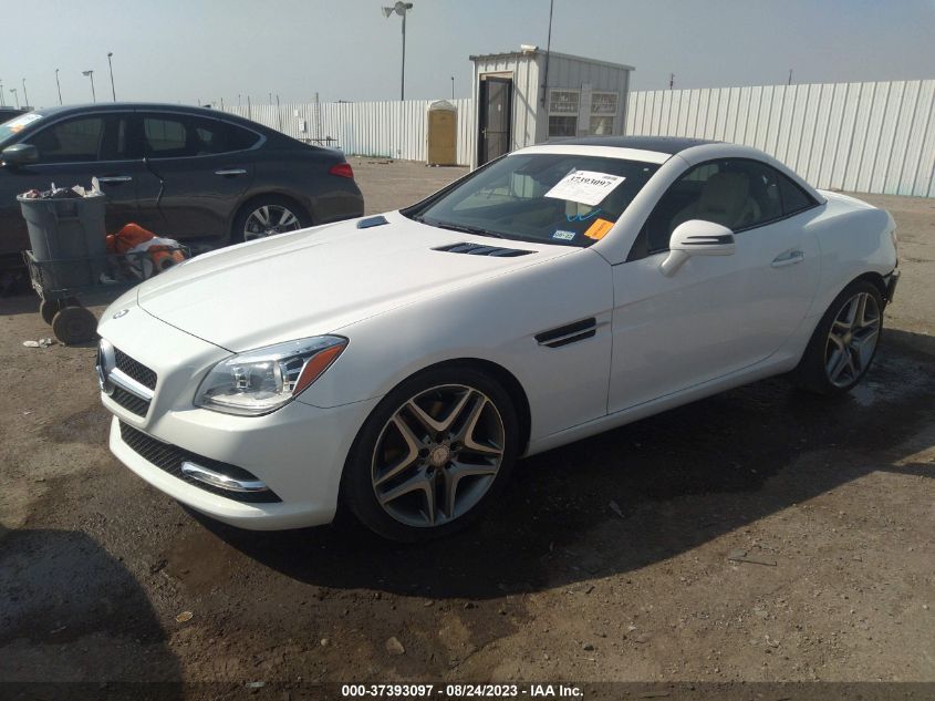 VIN WDDPK3JA0GF122405 2016 Mercedes-Benz SLK-Class,... no.2