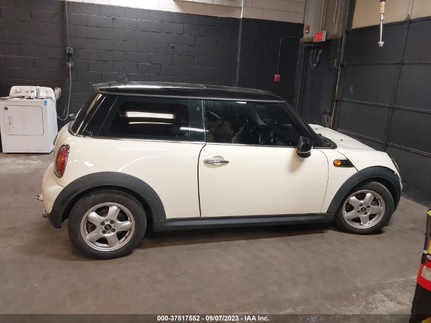 2009 Mini Cooper Hardtop VIN: WMWMF33539TW72135 Lot: 37517552