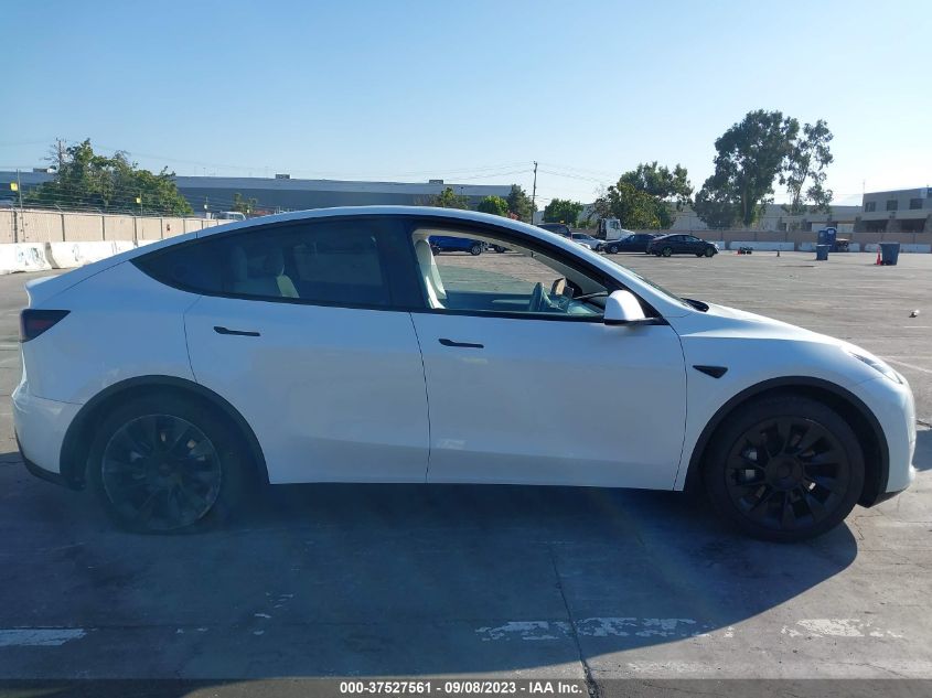 2022 Tesla Model Y Long Range VIN: 7SAYGAEE0NF570813 Lot: 37527561