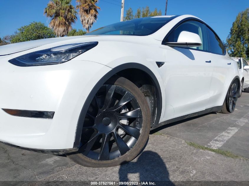 2022 Tesla Model Y Long Range VIN: 7SAYGAEE0NF570813 Lot: 37527561