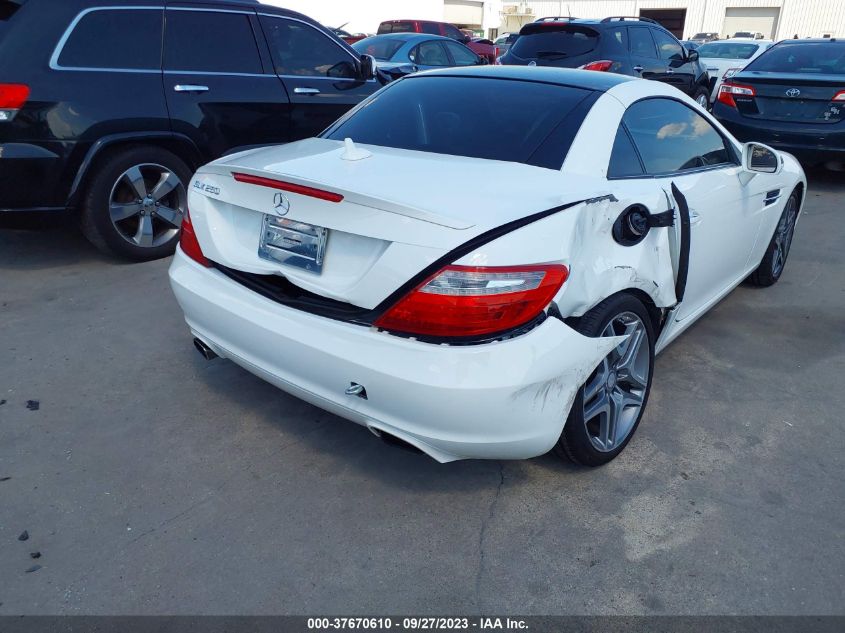 2015 Mercedes-Benz Slk 250 VIN: WDDPK4HA2FF104997 Lot: 37670610