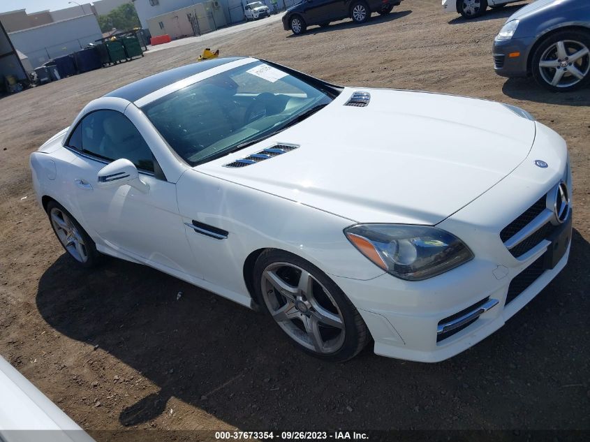 VIN WDDPK3JA5GF121640 2016 Mercedes-Benz SLK-Class,... no.1