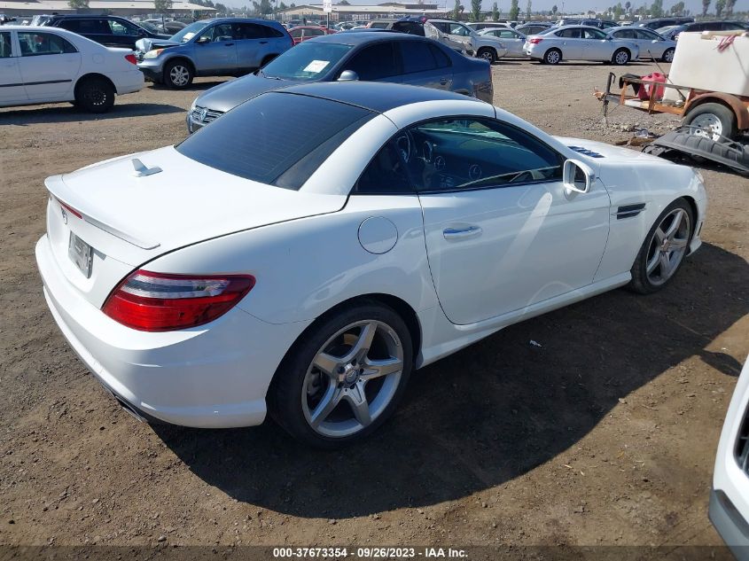 VIN WDDPK3JA5GF121640 2016 Mercedes-Benz SLK-Class,... no.4