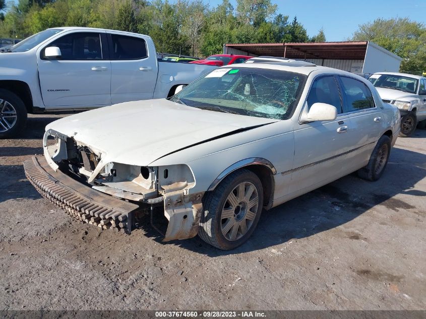 2005 Lincoln Town Car Signature Limited VIN: 1LNHM82W05Y631584 Lot: 37674560