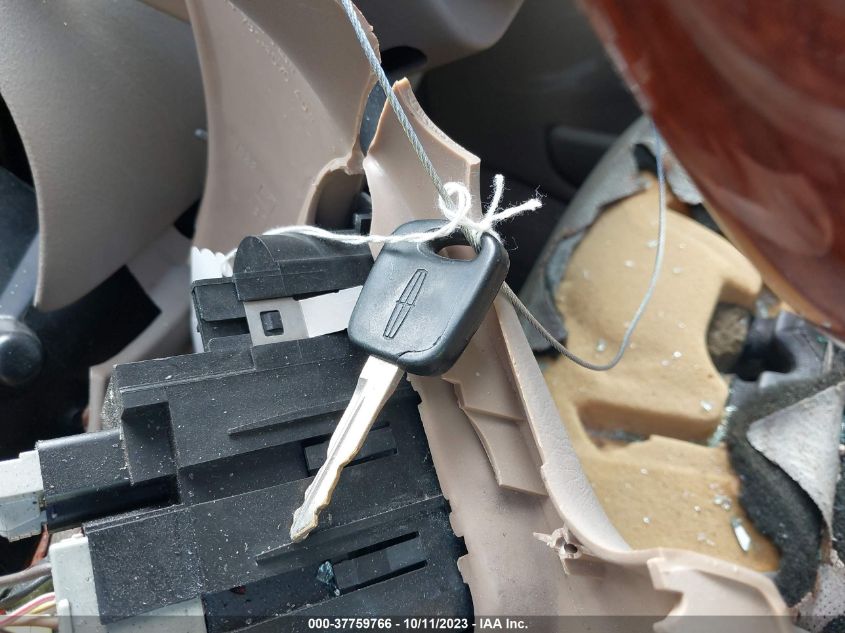 2000 Lincoln Navigator VIN: 5LMEU27A7YLJ38772 Lot: 37759766