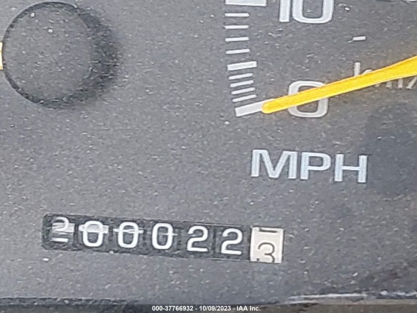 1999 GMC Suburban VIN: 1GKFK16R4XJ745102 Lot: 37766932