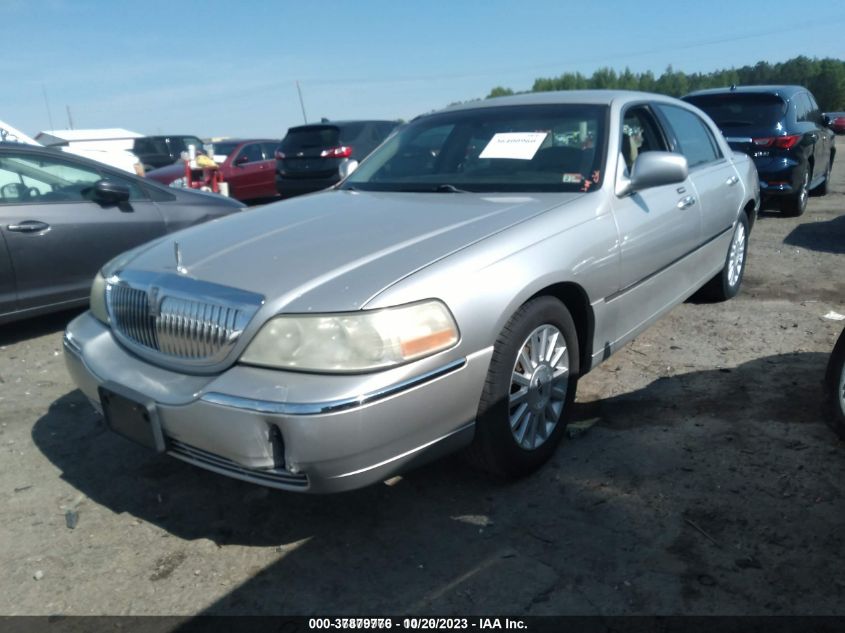 2003 Lincoln Town Car Executive VIN: 1LNHM81W13Y670487 Lot: 37879776