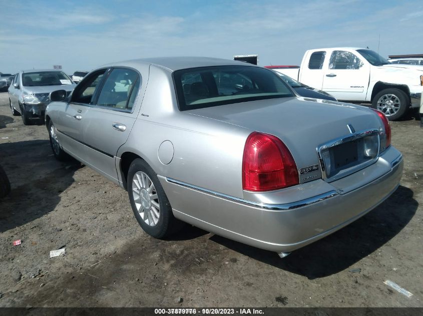 2003 Lincoln Town Car Executive VIN: 1LNHM81W13Y670487 Lot: 37879776