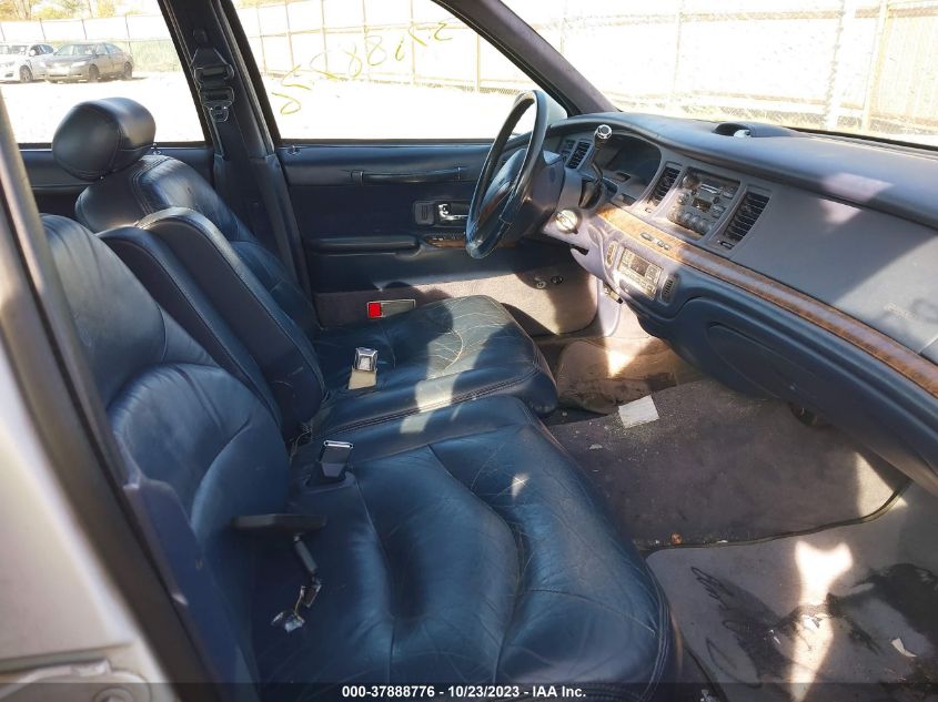 1996 Lincoln Town Car Sgn/Dmnd Anv/Cypress/Jn VIN: 1LNLM82W1TY686018 Lot: 37888776