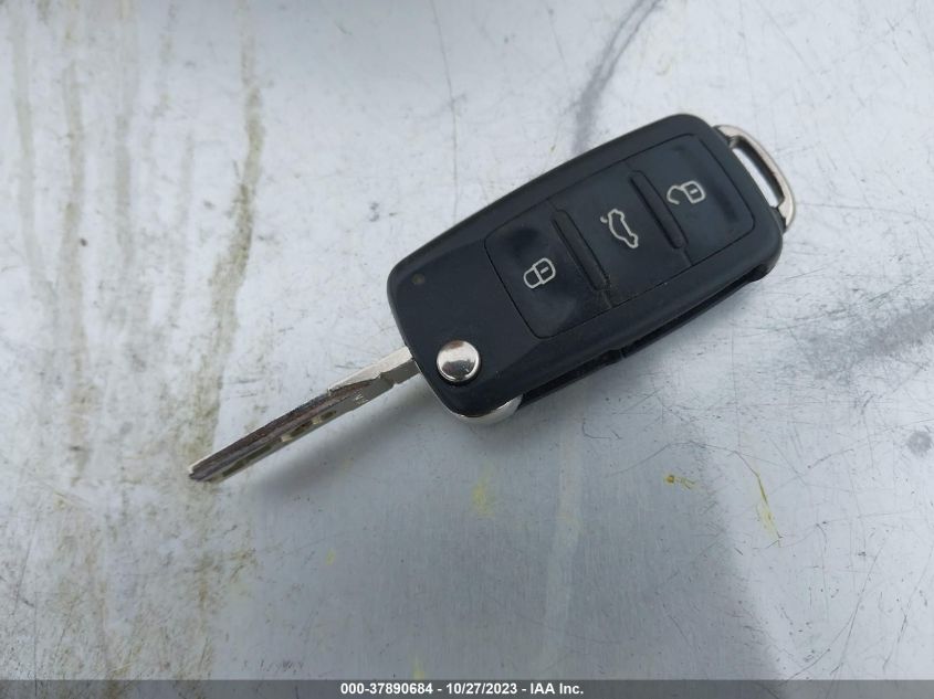 2013 Volkswagen Beetle Coupe 2.0T Turbo W/Sun/Sound VIN: 3VWVA7AT2DM661565 Lot: 37890684