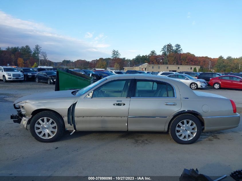 2011 Lincoln Town Car Signature Limited VIN: 2LNBL8CV3BX765869 Lot: 37898095