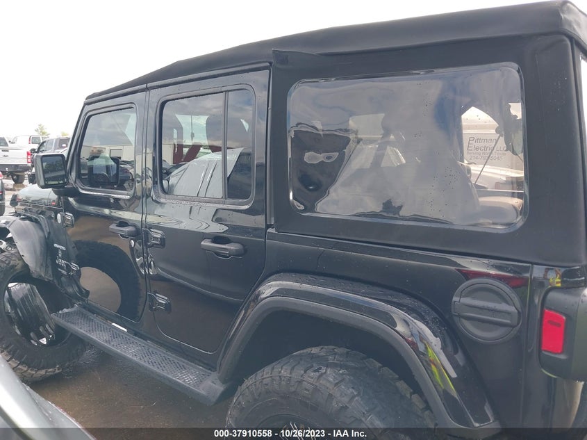 1C4HJXEN8JW331534 2018 Jeep Wrangler Unlimited Sahara