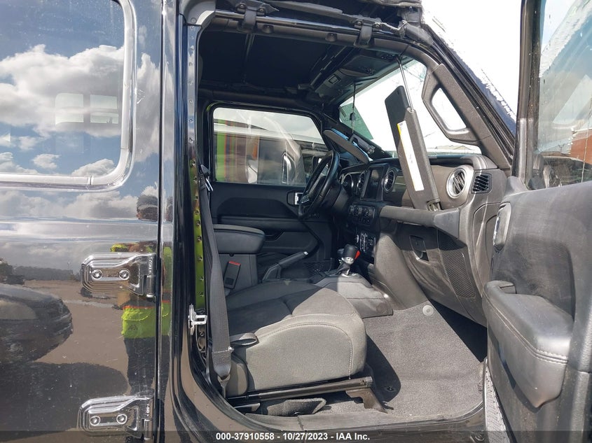 1C4HJXEN8JW331534 2018 Jeep Wrangler Unlimited Sahara